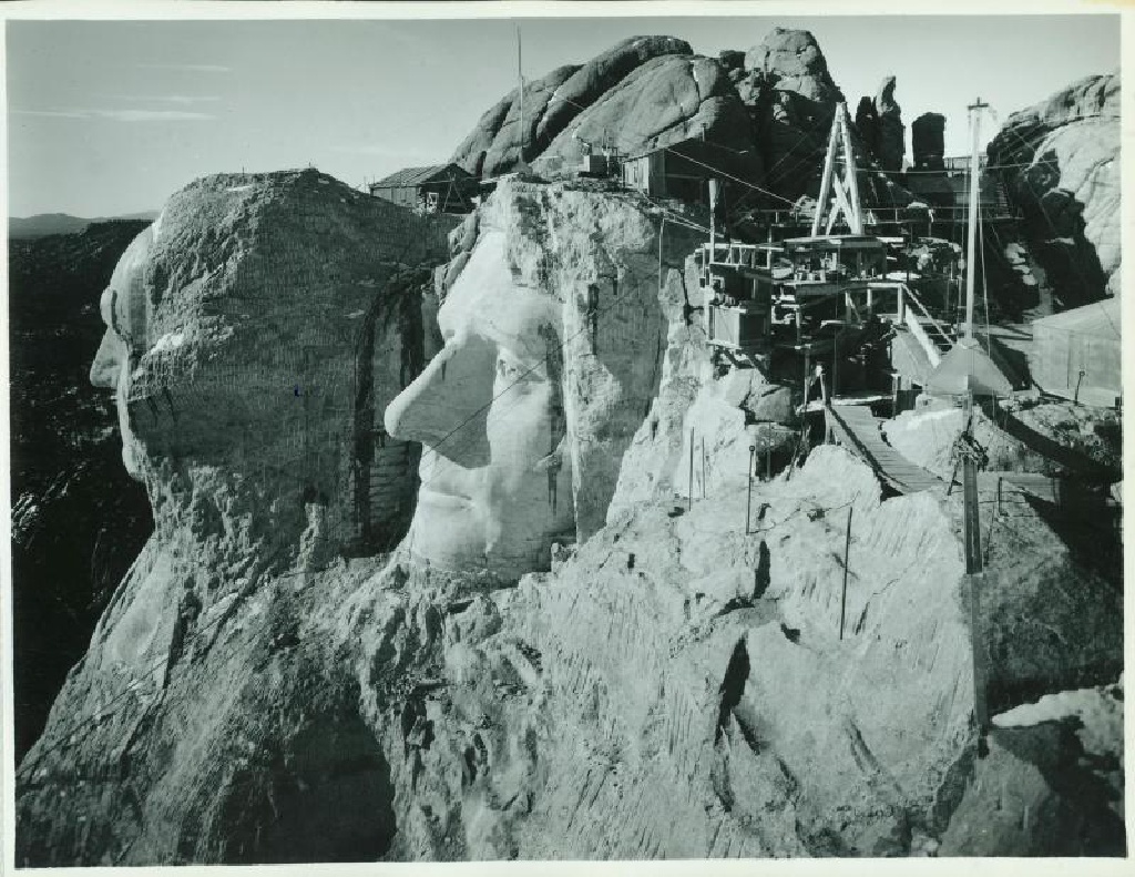 Mount-Rushmore/1024x768_Mount_Rushmore construction 06.jpg